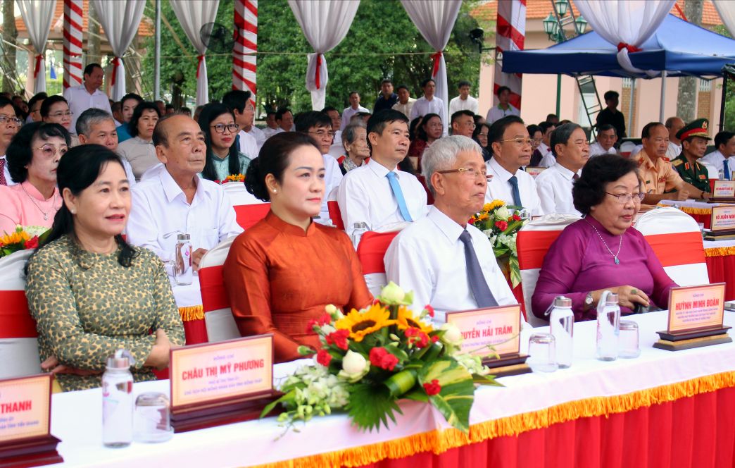 Buoi le don tiep nhieu can bo, nguyen can bo tinh Dong Thap qua cac thoi ky va nhan dan trong tinh. Anh: Thanh Mai