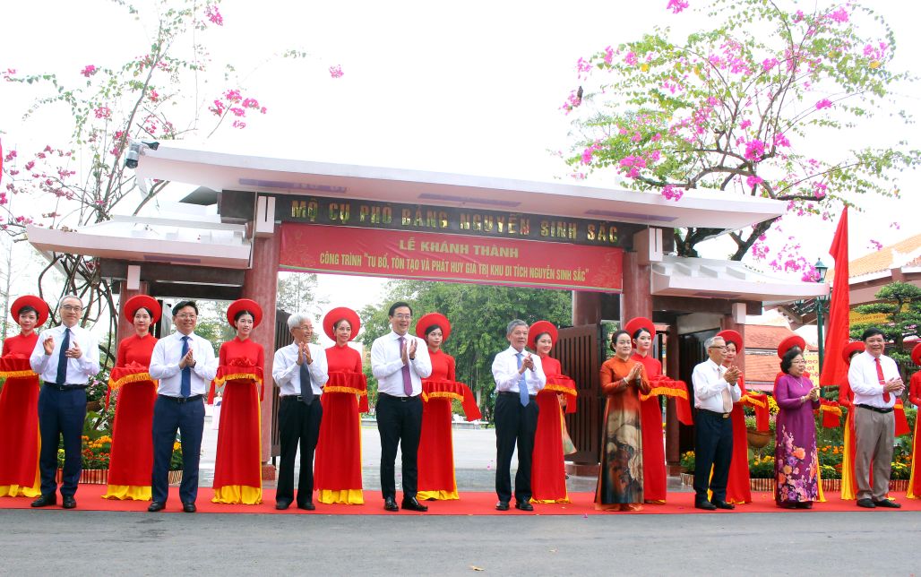 Thuc hien nghi thuc khanh thanh cong trinh “Tu bo, ton tao va phat huy gia tri Khu di tich Mo cu Pho bang Nguyen Sinh Sac. Anh: Thanh Mai