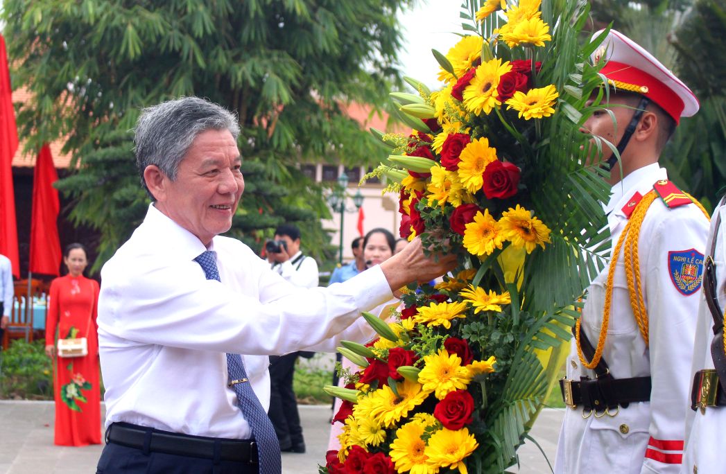 Ong Ngo Chi Cuong - Uy vien Ban chap hanh Trung uong Dang, Bi thu Tinh uy, Truong Doan dai bieu Quoc hoi don vi tinh Dong Thap - thuc hien nghi thuc dang lang hoa len Mo cu Pho bang. Anh: Thanh Mai 