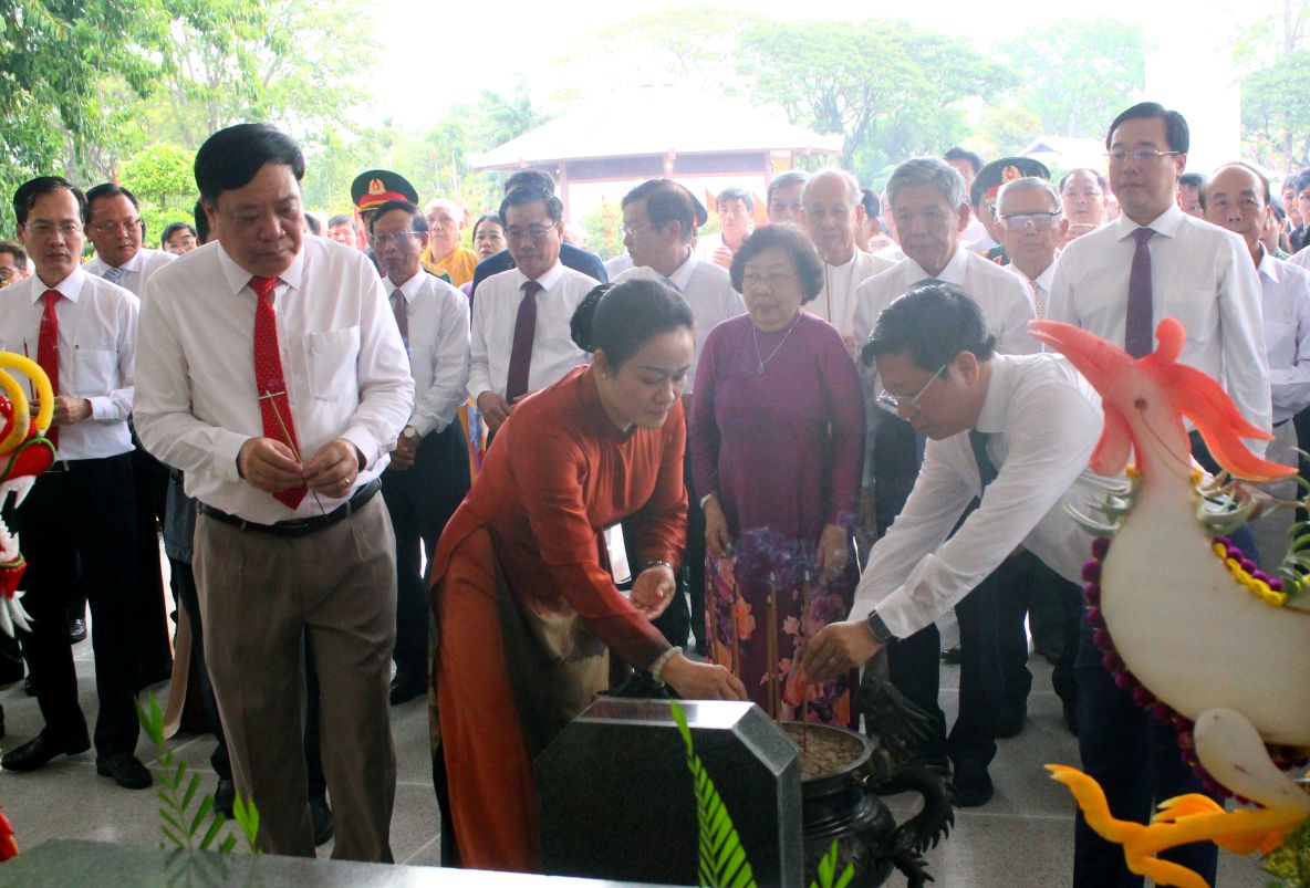 cac dai bieu thuc hien nghi thuc dang huong len Mo cu Pho bang Nguyen Sinh Sac. Anh: Thanh Mai