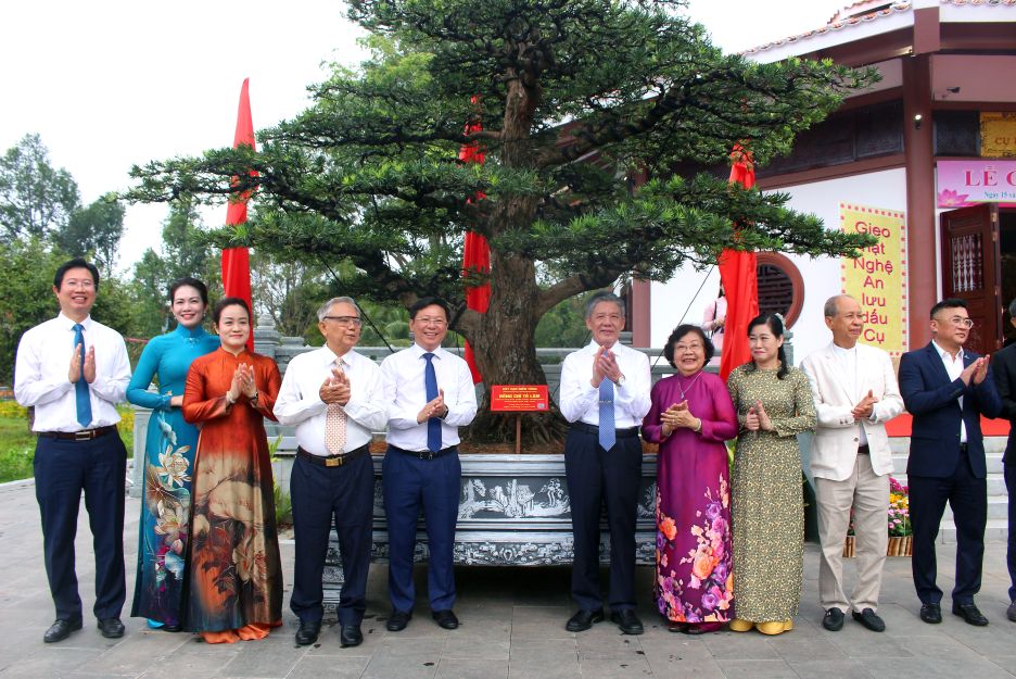 Cac dai bieu trong cay Van nien tung do dong chi To Lam - Tong Bi thu Ban chap hanh Trung uong Dang Cong san Viet - tang nhan dip don nhan Bang cong nhan Di tich quoc gia dac biet Mo cu Pho bang Nguyen sinh Sac. Anh: Thanh Mai 