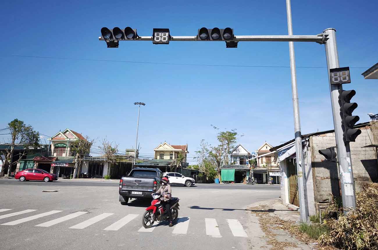 Many traffic light clusters in Ha Tinh damaged by the storm are being urged to be repaired. Photo: Tran Tuan.