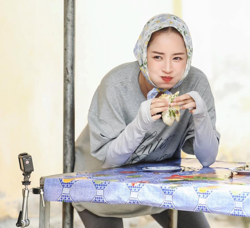 Chi Pu trong chuong trinh “Hang xom moi“. Anh: Nha san xuat.