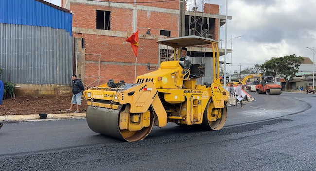 Contratista de la construccion de la carretera Ho Chi Minh tramo de circunvalacion oriental de Buon Ma Thuot (provincia de Dak Lak). Foto: Ngan Ha