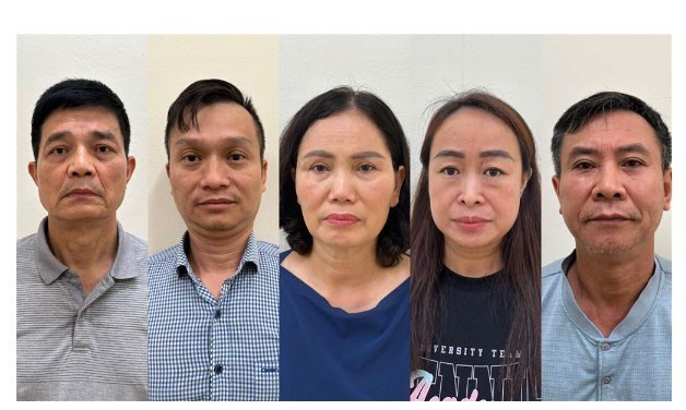 Former Director of the Department of Food Safety Nguyen Thanh Phong (far left) and the defendants in the case that occurred at the Department of Food Safety, Ministry of Health. Photo: Ministry of Public Security