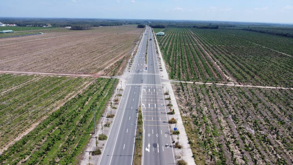 Duong Tao luc Bac Tan Uyen - Phu Giao - Bau Bang huong di Tam Lap, khu vuc duoc quy hoach phat trien nhieu cum, khu cong nghiep. Anh: Dinh Trong