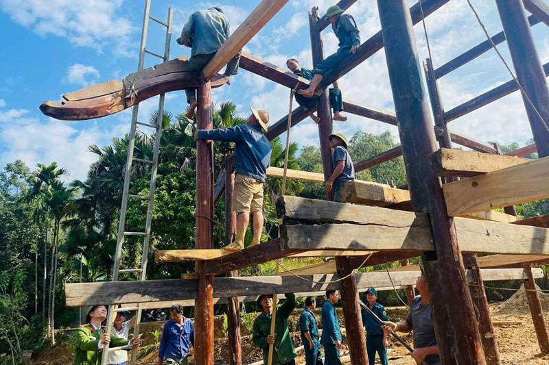 Officials and civil servants of Luc Yen commune, along with the Commune Police and the Commune Military Command, participated in supporting families to repair houses damaged by natural disasters. Photo: Lao Cai Information Portal