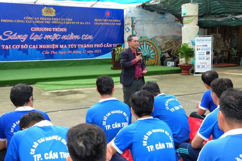 Representantes del Centro de Servicios de Empleo Juvenil de la ciudad de Can Tho asesoran psicologicamente y presentan empleos y profesiones a los estudiantes. Foto: Hai Dang/Ministerio de Seguridad Publica
