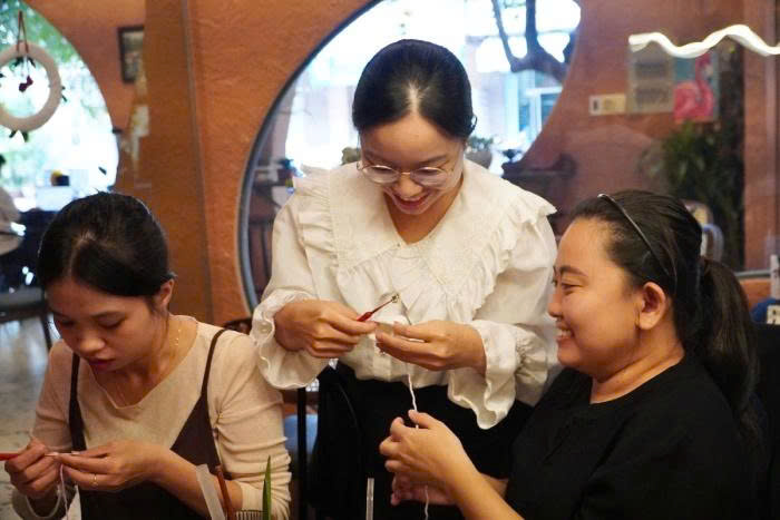 Taller de profesion para abrir caminos y dar oportunidades a las personas con discapacidad auditiva en Ciudad Ho Chi Minh. Foto: Mai Anh.