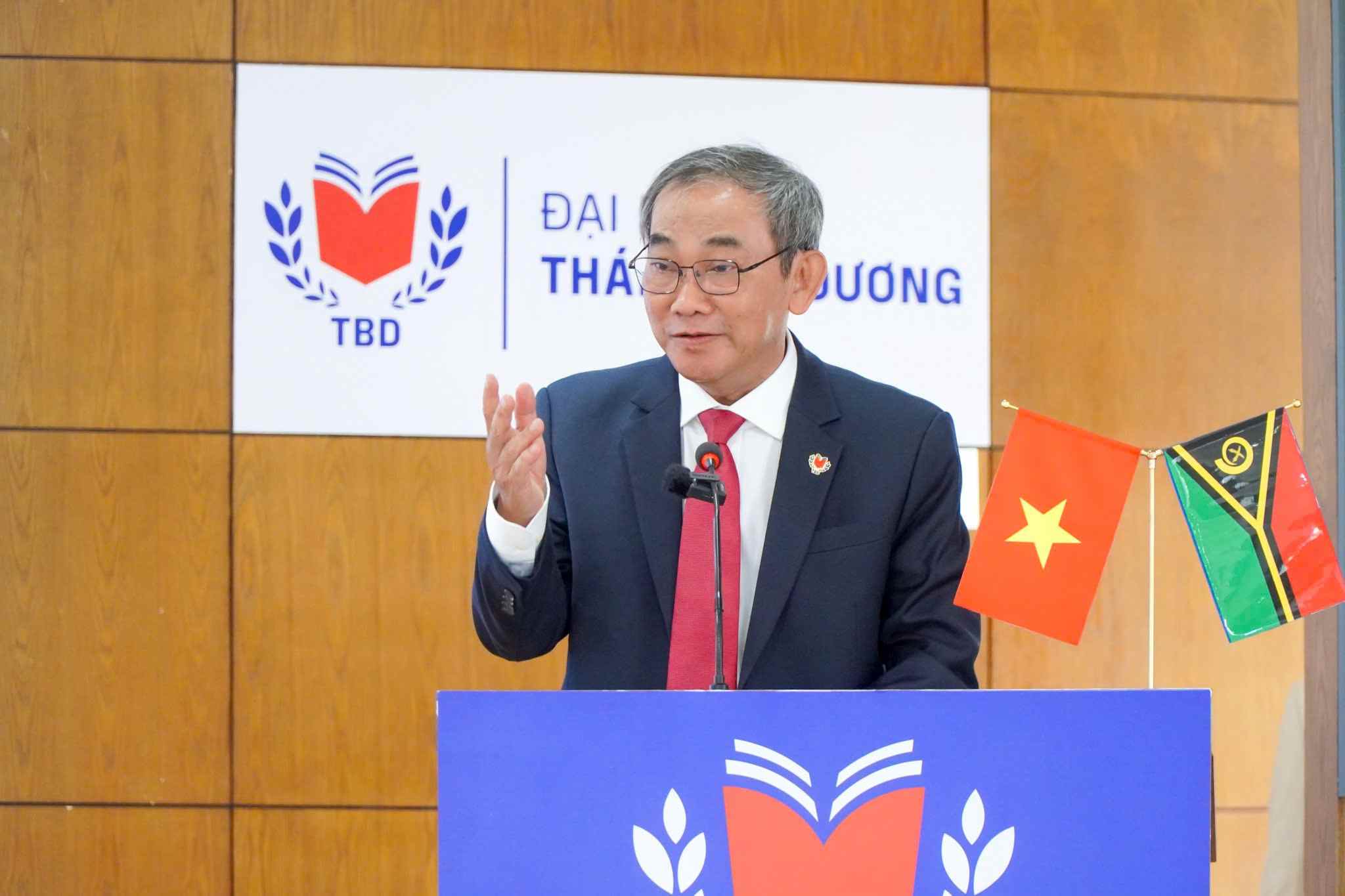 El Sr. Ho Thanh Phong acaba de recibir la decision de convertirse en rector de la Universidad de Taiwan. Foto: Huu Long