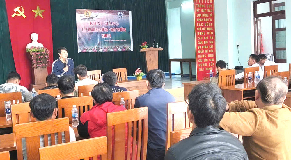 The Da Nang City Labor Federation opened 2 classes of training in captain and chief engineer skills of class I for union members in the fishing industry. Photo: Da Nang Trade Union