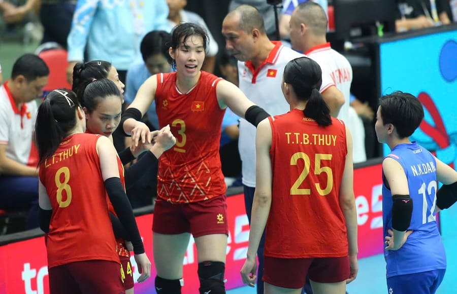 The Vietnam women's volleyball team returned home on December 16. Photo: Mai Trang