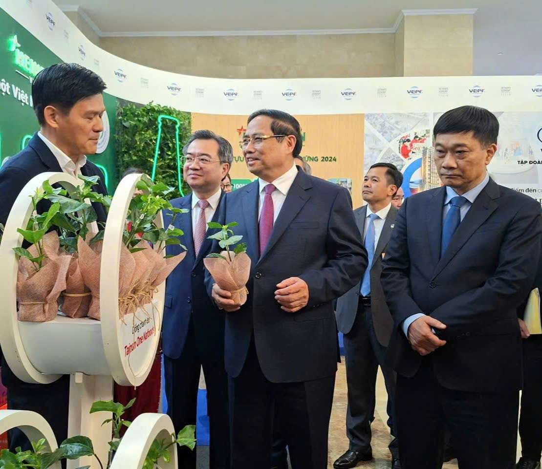 Thu tuong Chinh phu Pham Minh Chinh di tham cac gian hang. Anh: Luc Giang