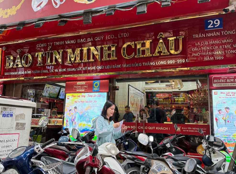 Ngay 16.12, tai mot so cua hang vang, nguoi dan tranh thu den mua khi gia giam. Anh: Phuong Anh