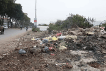 All kinds of garbage are burned openly in Hanoi residential area, people "hold their breath" because of smoke