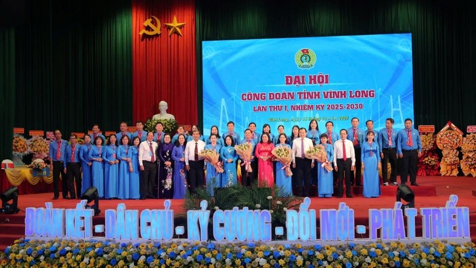 제1차 빈롱성 노동조합 대회에 참석한 대표들이 2025~2030년 임기 빈롱성 노동총연맹 집행위원회와 기념 사진을 촬영하고 있습니다. 사진: 호앙록