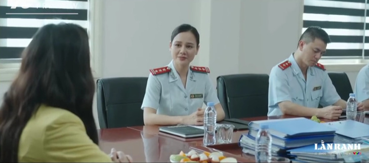 Doan Thanh tra den lam viec tai Tap doan Trinh Tam. Anh cat tu phim