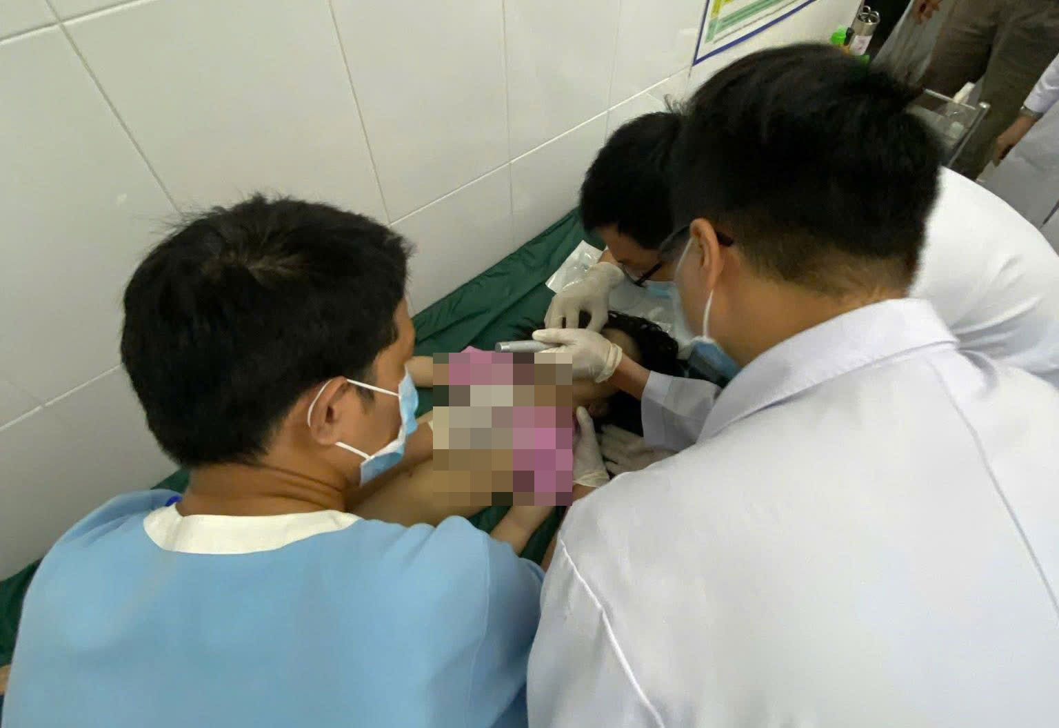 Doctors provide emergency care to M. Currently, the kindergarten is also being asked to temporarily suspend operations. Photo: Nhat Tue