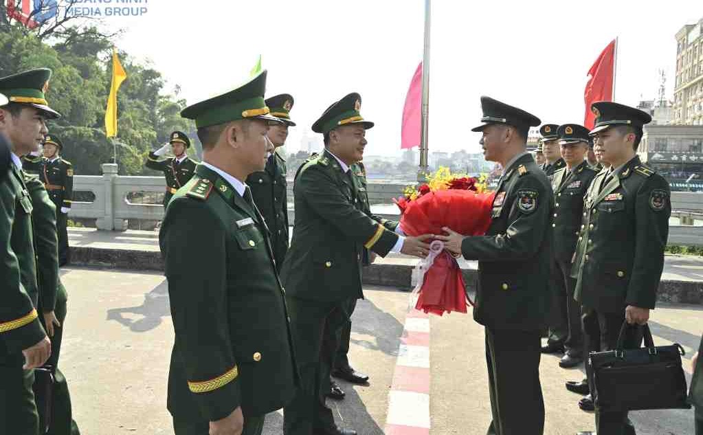 ベトナム国境警備隊代表団が、クアンニン省ムンチャ国際国境ゲートで中国国境警備隊代表団を迎えました。写真:Nguyen Chien-BQN