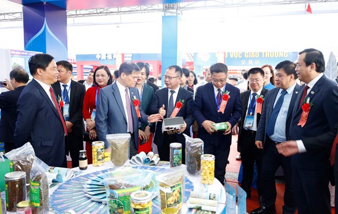 2023年ベトナム・中国国際貿易観光見本市(ムオンチャイ、クアンニン省、ベトナム、ドンフン省、中国)のブースを視察する代表者。写真:Mong Cai 1 TTDTポータル 1