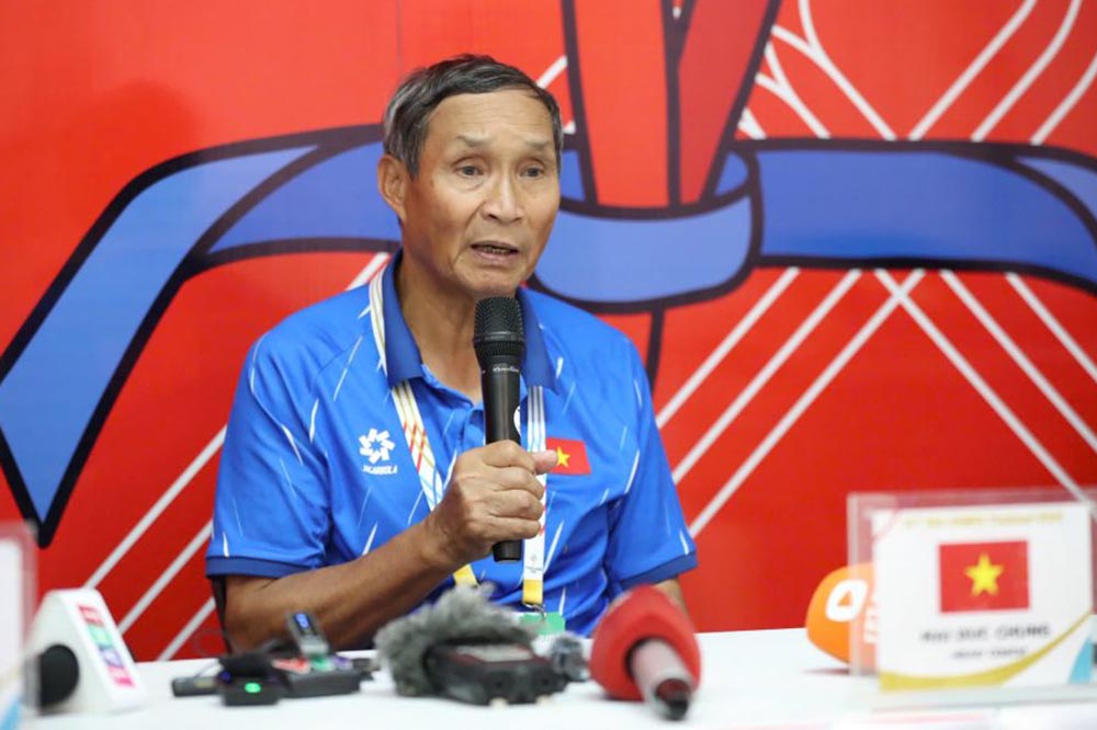 Coach Mai Duc Chung of the Vietnam women's team. Photo: VFF