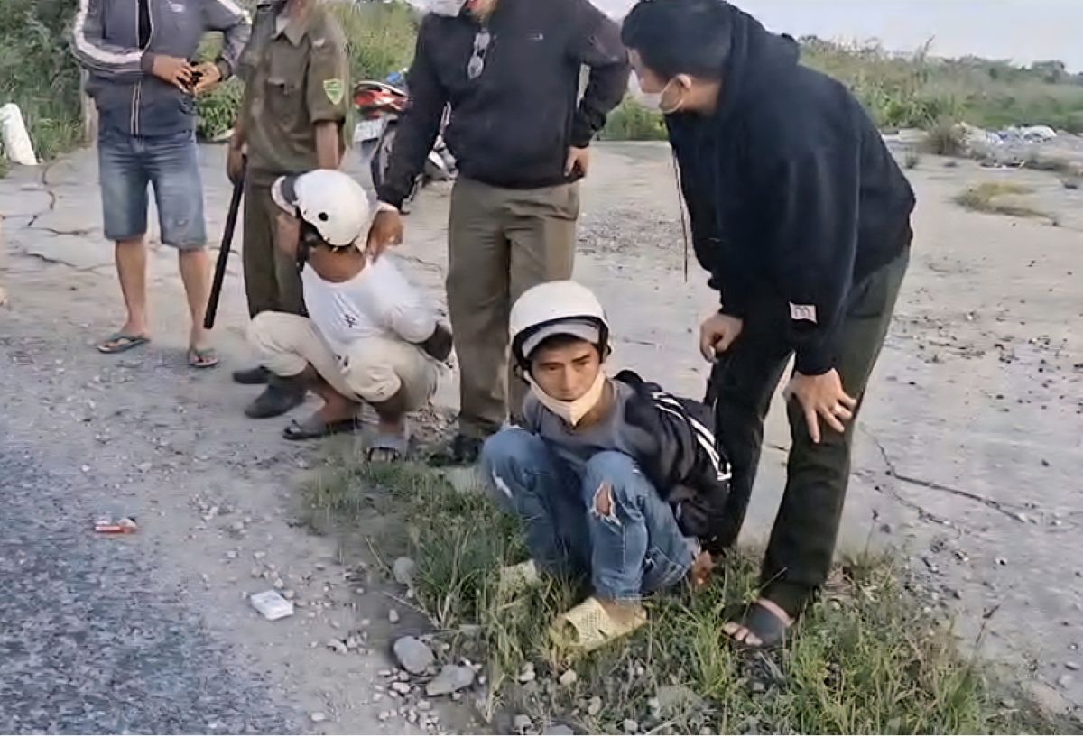 Tổ công tác Công an xã Trần Đề (TP Cần Thơ) bắt giữ 2 đối tượng liên quan hành vi tàng trữ, mua bán trái phép chất ma túy. Ảnh: Công an TP Cần Thơ