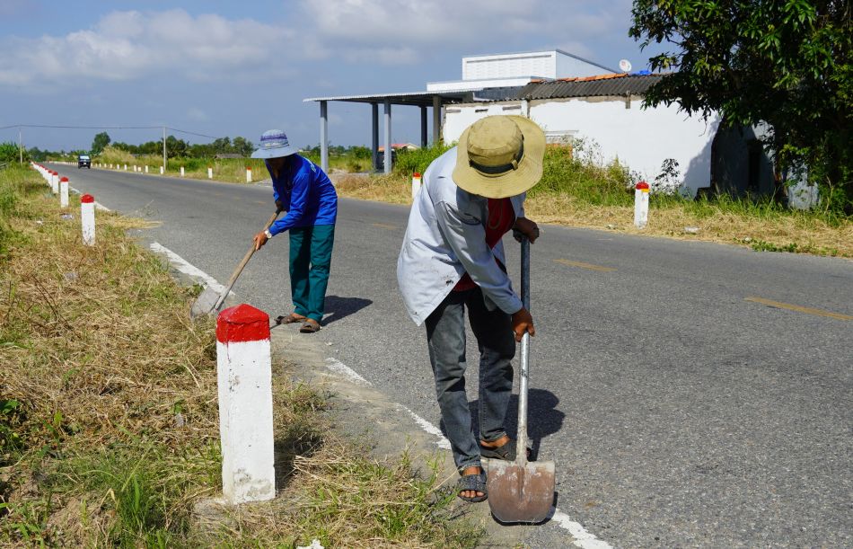 Cong nhan hoan thien cac hang muc cuoi, ve sinh va don co hai ben le duong truoc ngay khanh thanh. Anh: Phuong Anh
