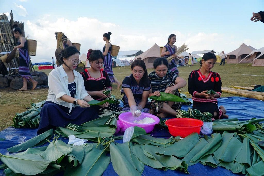 Dong bao Hre goi cac loai banh truyen thong phuc vu du khach tren thao nguyen Bui Hui. Anh: Vien Nguyen