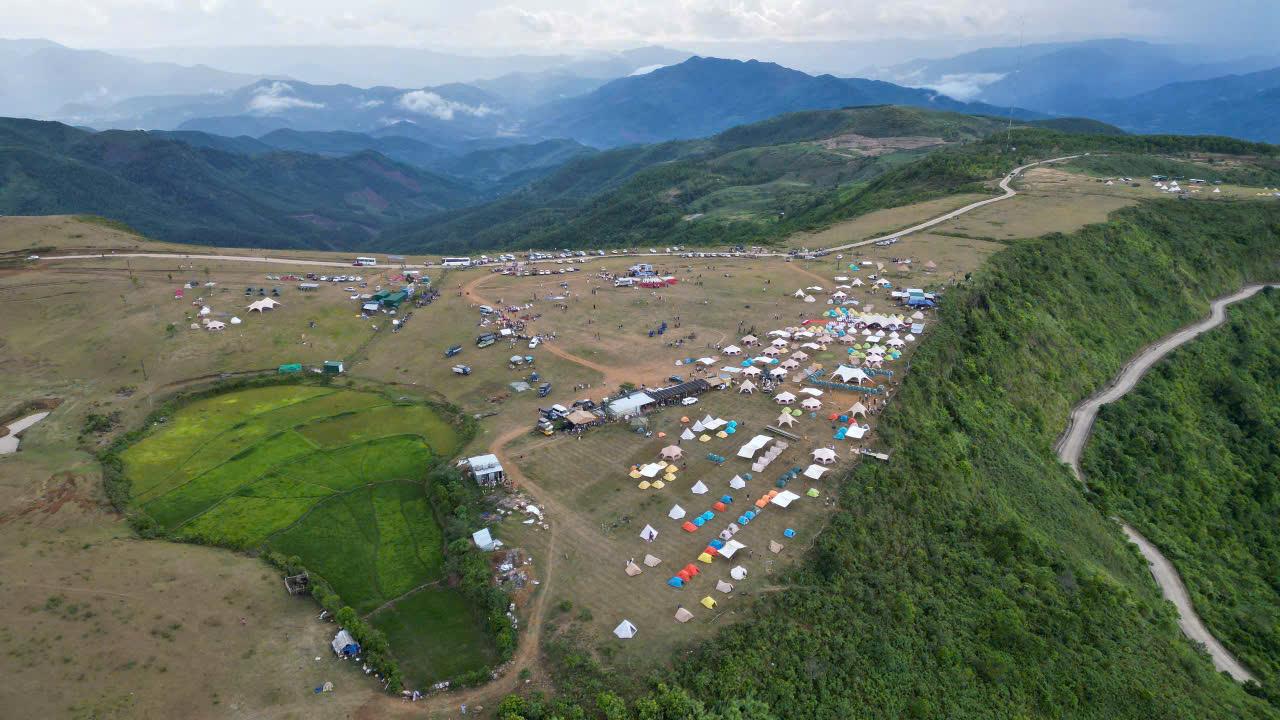 Thao nguyen Bui Hui duoc bao quanh boi nhung day nui diep trung va khu rung gia nguyen sinh dac trung cua vung cao Ba To. Anh: Vien Nguyen