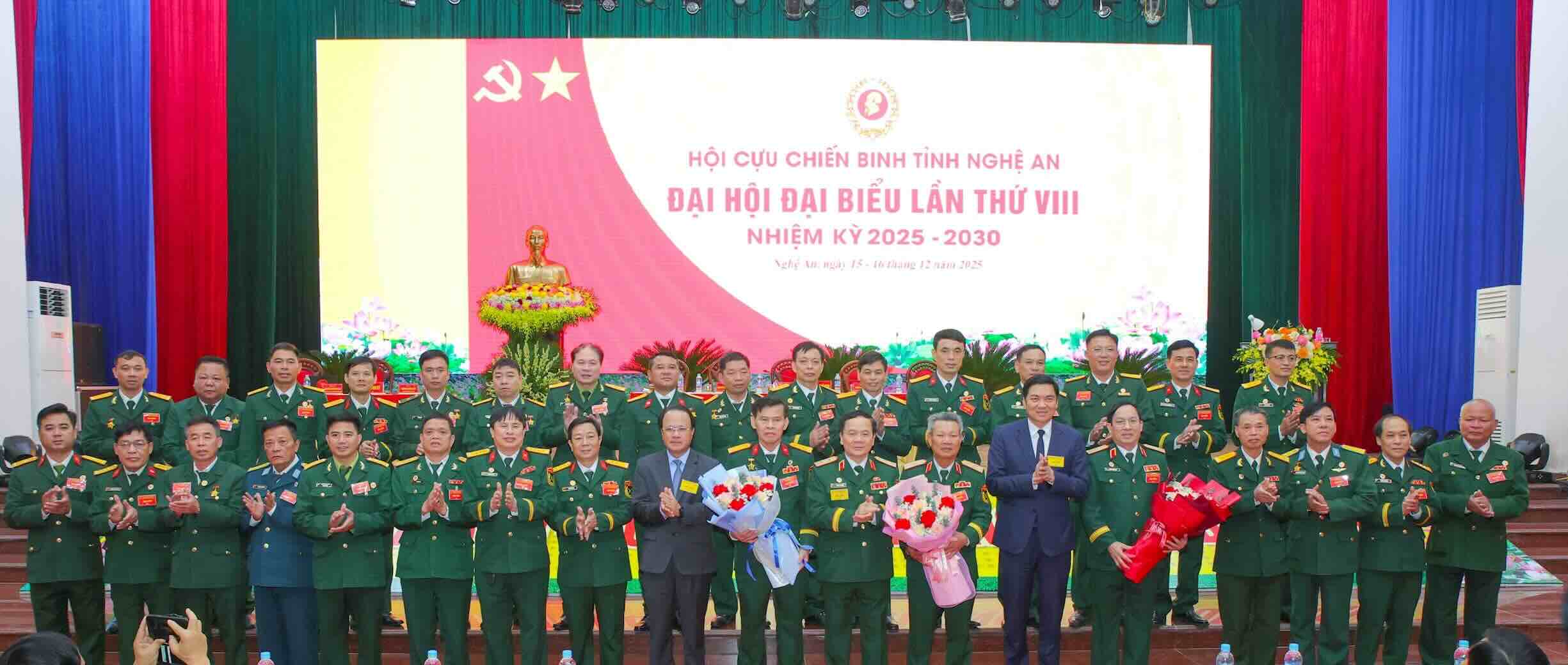 Cac dai bieu Trung uong Hoi va lanh dao tinh cung Ban Chap hanh Hoi Cuu chien binh tinh Nghe An lan thu VIII, nhiem ky 2025 - 2030. Anh: Thanh Quynh