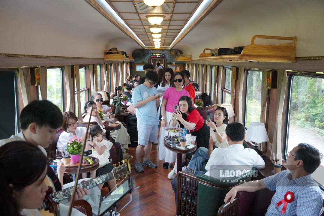 Nham gia tang trai nghiem cho hanh khach di tau, tu ngay 10.5, nganh Duong sat dua vao van hanh 20 toa hang sang tren tuyen duong sat Ha Noi - Hai Phong mang ten ''Hoa Phuong Do''. Ảnh: Huyen Trang - Vu Linh