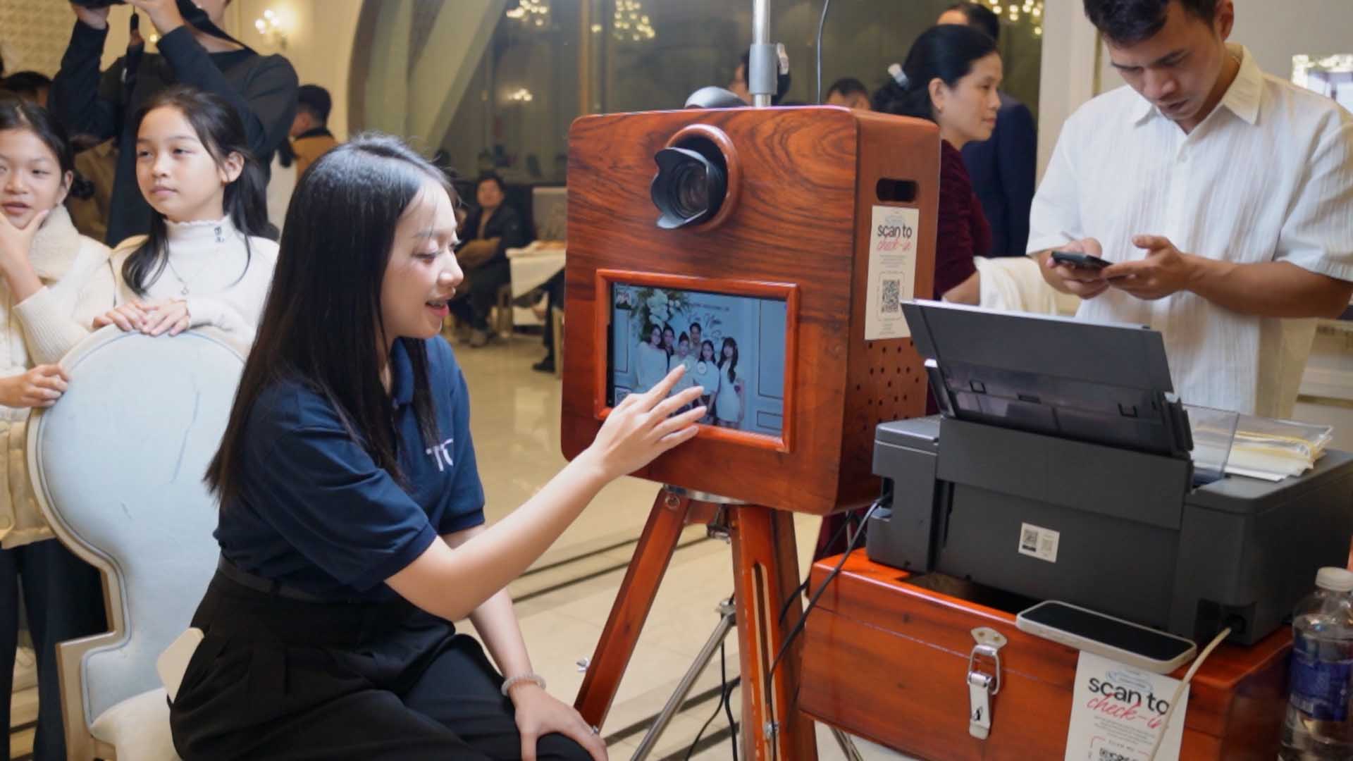 Guests excited about mobile photobooth on wedding day