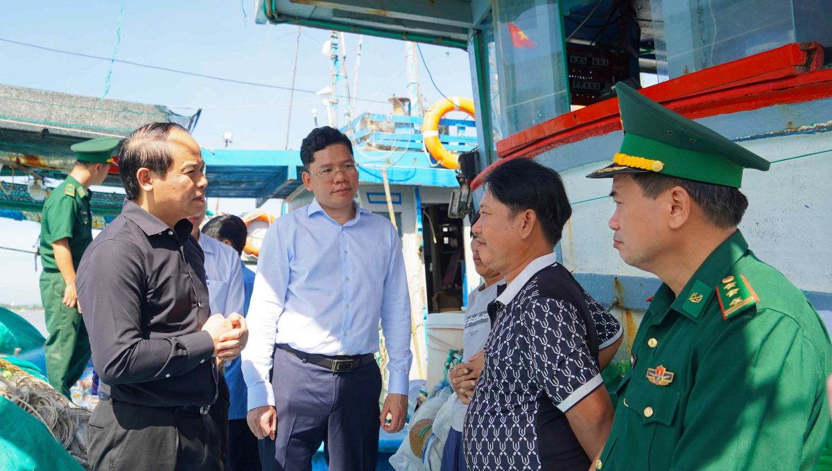 Mr. Nguyen Quoc Doan - Deputy Inspector General of the Government Inspectorate (left cover) inspects the management and supervision of fishing vessels in Long Hai commune, Ho Chi Minh City. Photo: Hoang Ngoc.
