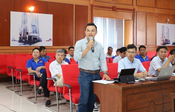 Le representant de la plateforme technologique du centre n° 2 (CTP-2) partage son experience pratique dans la promotion du role de securite et de protection des etudiants sur le lieu de travail. Photo : CDP