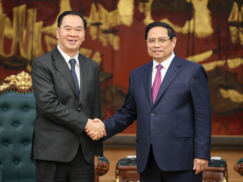 Politburo member and Prime Minister Pham Minh Chinh received Lao Party Central Committee Secretary and Minister of Education and Sports Thongsalith Mangnormek. Photo: VNA