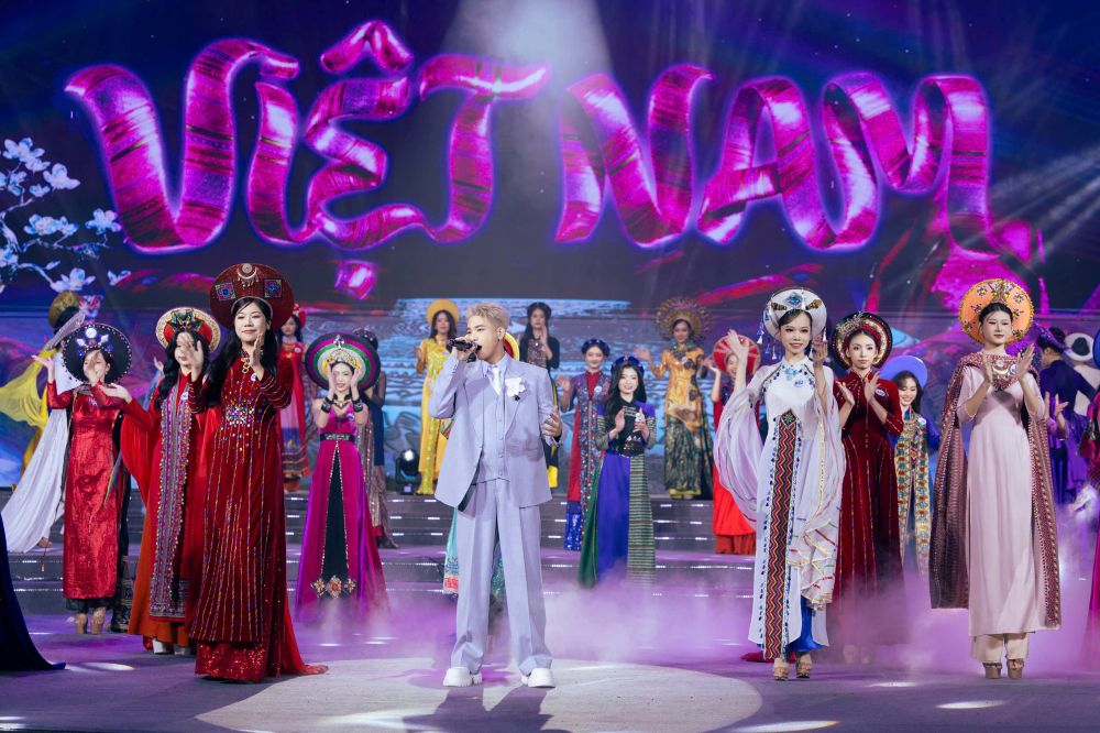 Tren nen nhac do ca si Quan A.P trinh dien, cac thi sinh ghi diem nho dong tac uyen chuyen, tu tin sai buoc tren san khau. Anh: Nha Phuong