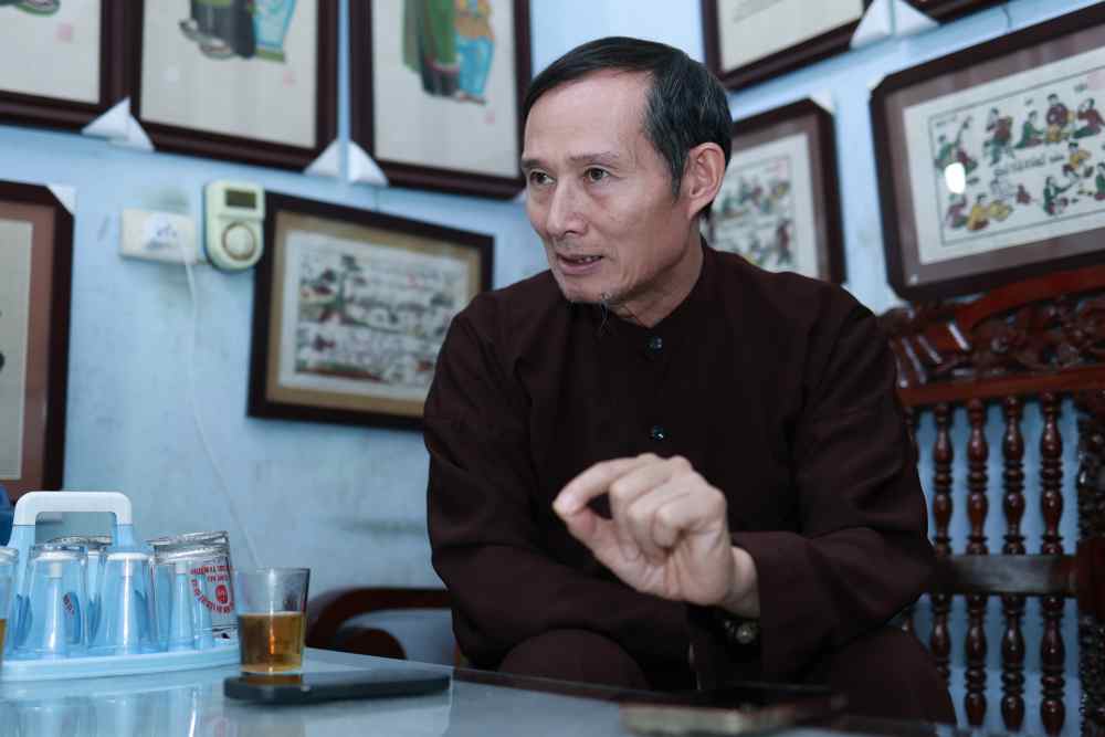 Kunsthåndverker Nguyen Huu Qua – en av de få og fremragende kunsthåndverkerne innen det tradisjonelle Dong Ho-malehåndverket. Foto: Hai Nguyen.