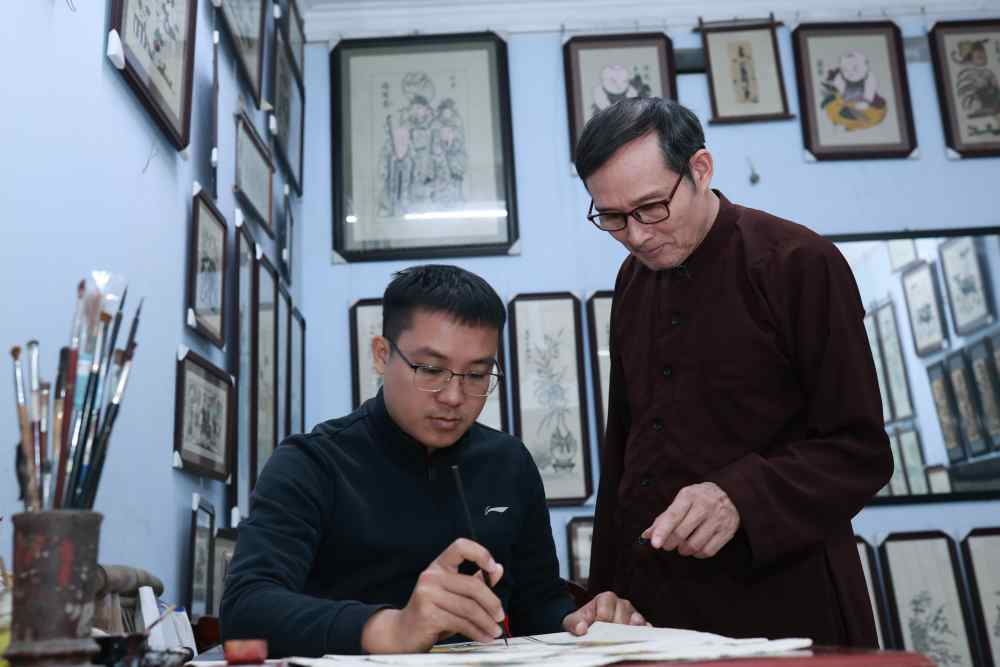 Håndverker Nguyen Huu Qua og hans sønn, unge håndverker Nguyen Huu Dao. Foto: Hai Nguyen