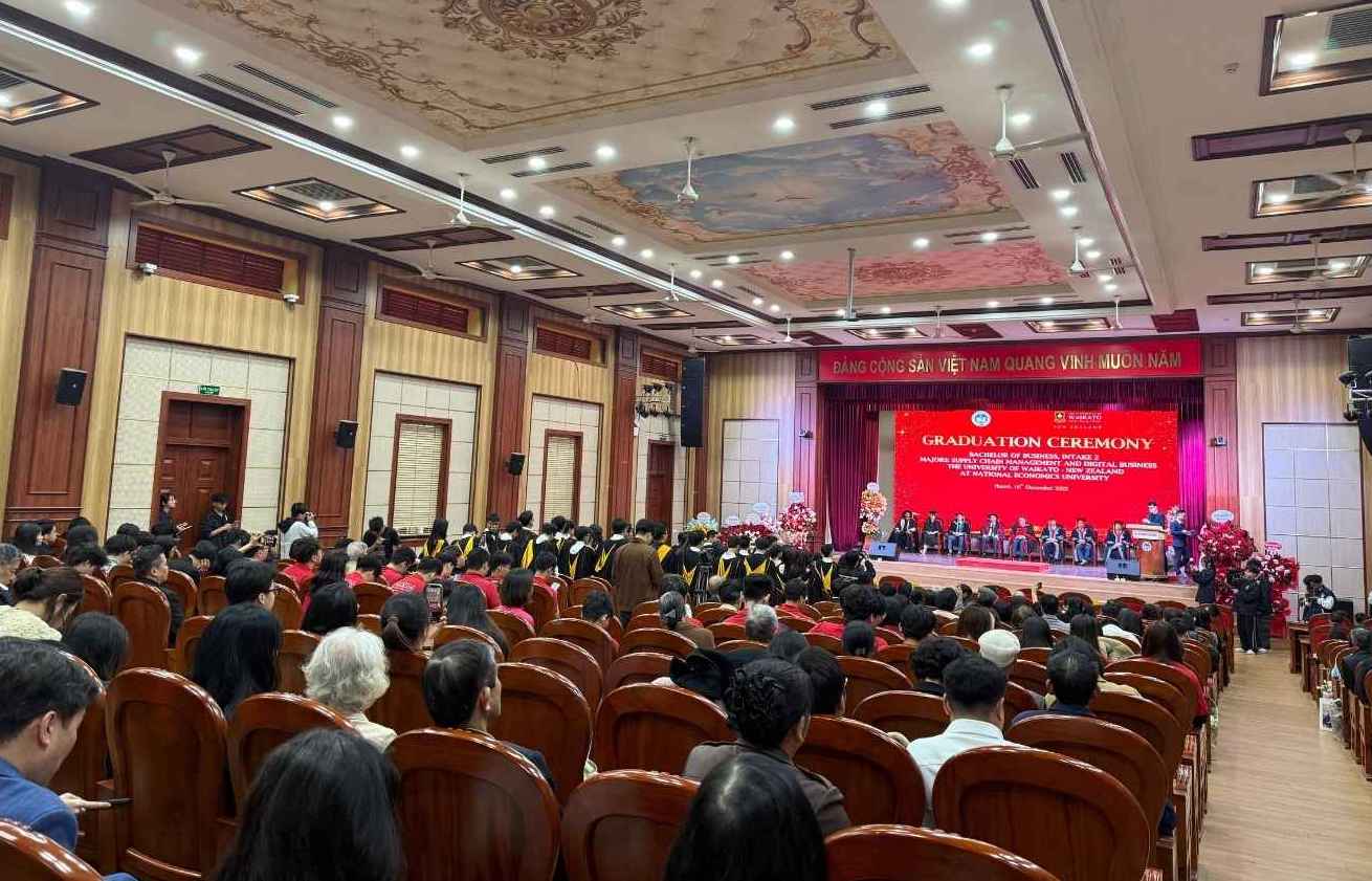 Le trao bang tot nghiep Khoa 2 Chuong trinh lien ket dao tao Cu nhan kinh doanh Waikato. Anh: Phuong Anh 