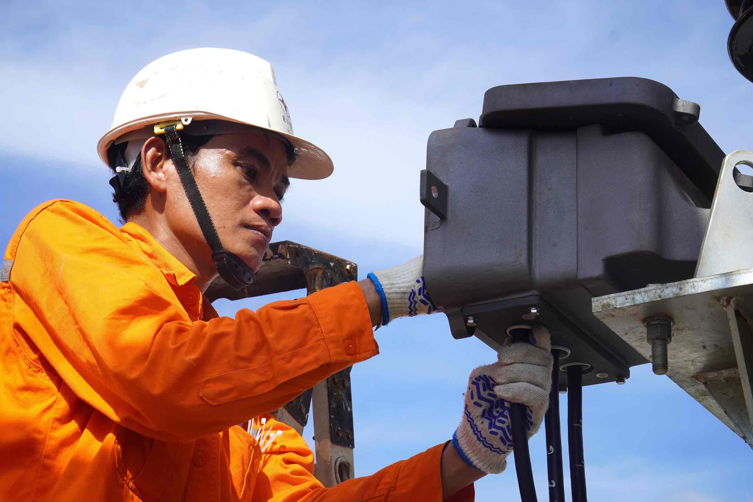 Nguoi lao dong thi cong cong trinh lap may 2 tram bien ap 110kV san bay Long Thanh. Anh: HAC