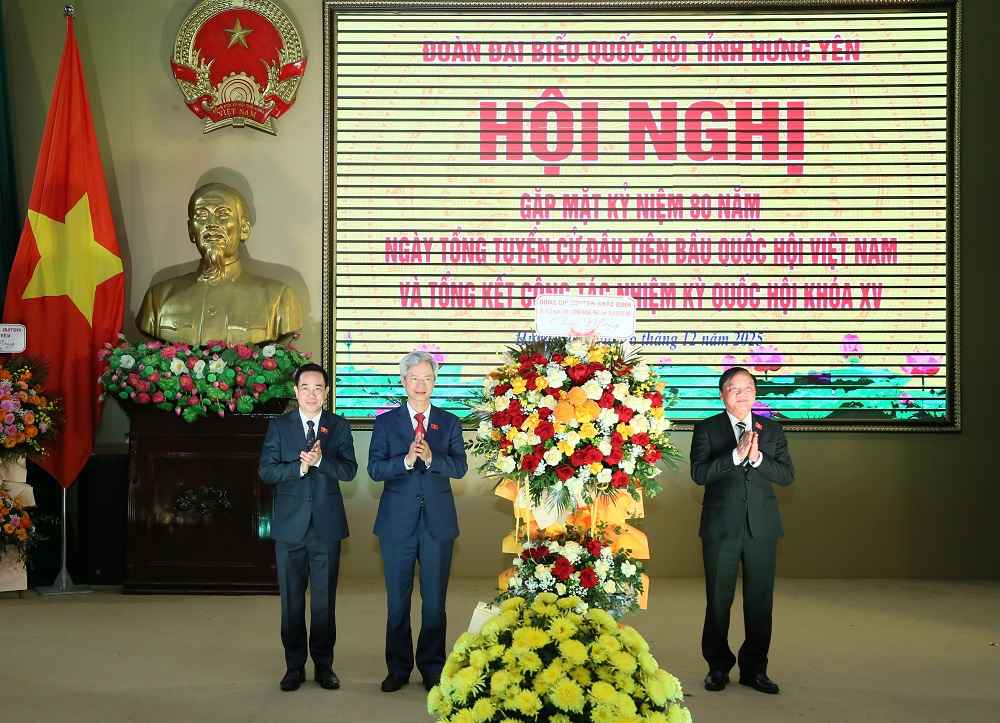 Pho Chu tich Quoc hoi Nguyen Khac Dinh tang hoa chuc mung Doan dai bieu Quoc hoi tinh. Anh: Cong TTDT tinh Hung Yen