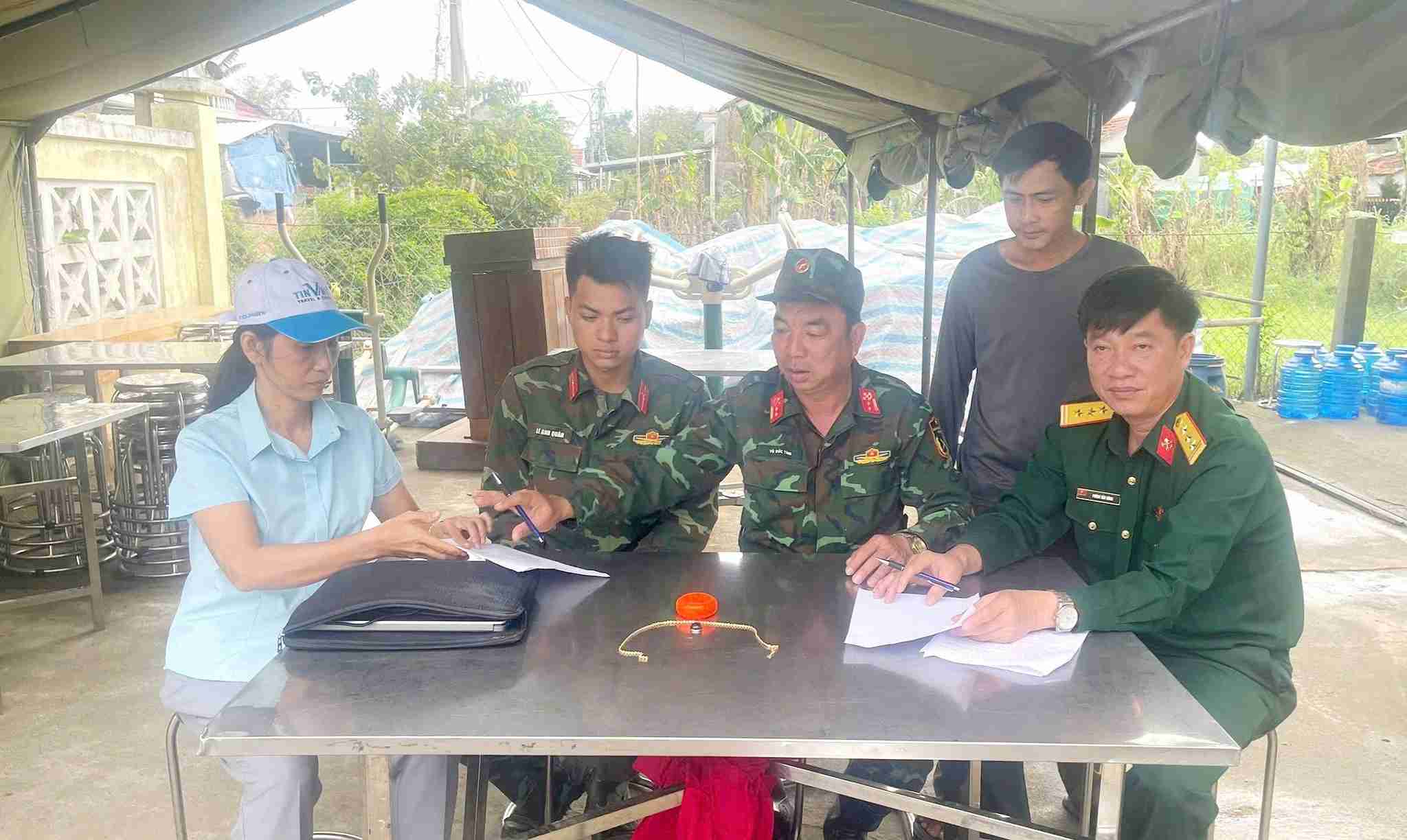 Lu doan Cong binh 270 phoi hop chinh quyen dia phuong lap bien ban, tiep nhan toan bo tai san do chien si Le Anh Quan giao nop de xac minh, tim va trao tra cho chu so huu. Anh: Quan khu 5
