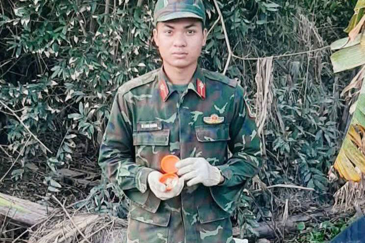 공병 하사가 닥락에서 자연 재해 후 주민들에게 돌려주기 위해 재산을 줍고 있습니다. 사진: 제5군구