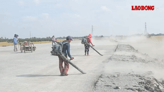 계약자는 2026년 완공을 위해 Chau Doc - Can Tho - Soc Trang 고속도로 건설에 기계와 인력을 동원합니다.