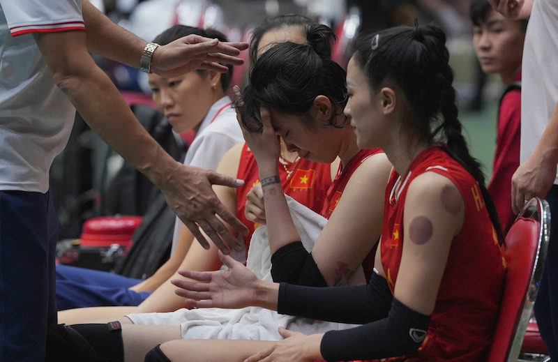 Thanh Thuy and her teammates could not hold back their regretful tears. Photo: VFV
