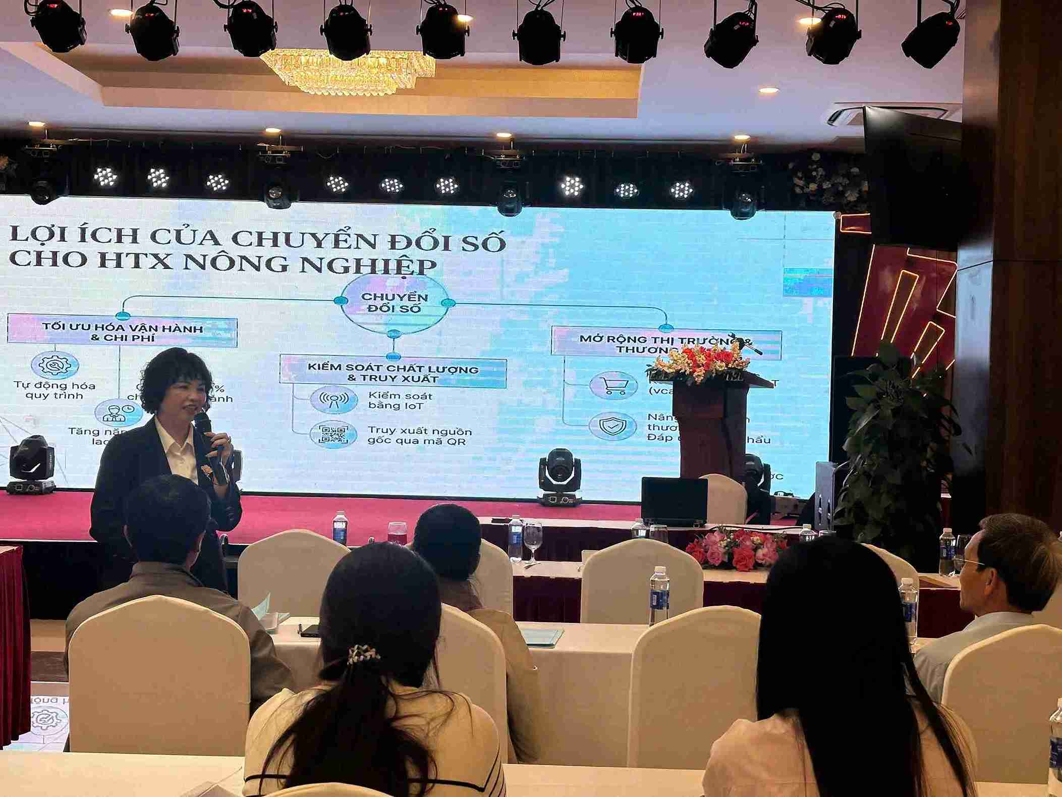 Experts of the Vietnam Cooperative Alliance shared digital transformation skills at the conference. Photo: Bao Trung