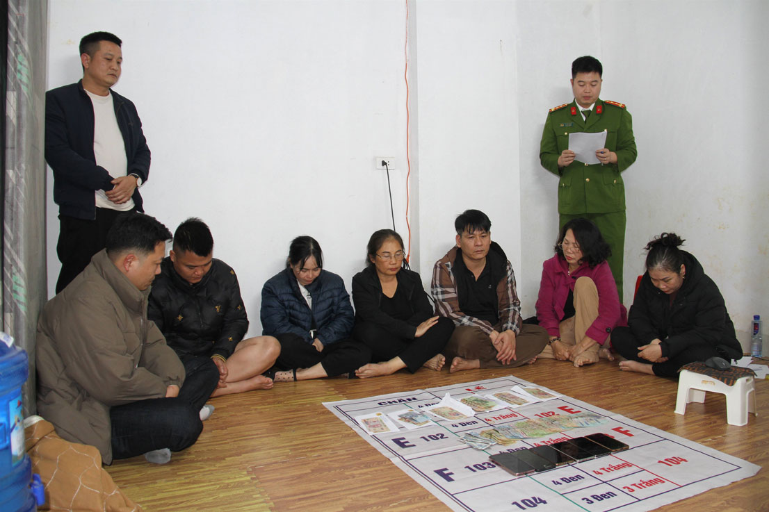 Các đối tượng cùng vật chứng tại hiện trường. Ảnh: Quỳnh Trang