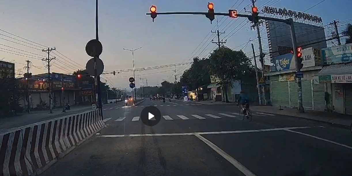 Hanh vi vuot den do co the gay tai nan giao thong. Anh cat tu clip ban doc cung cap