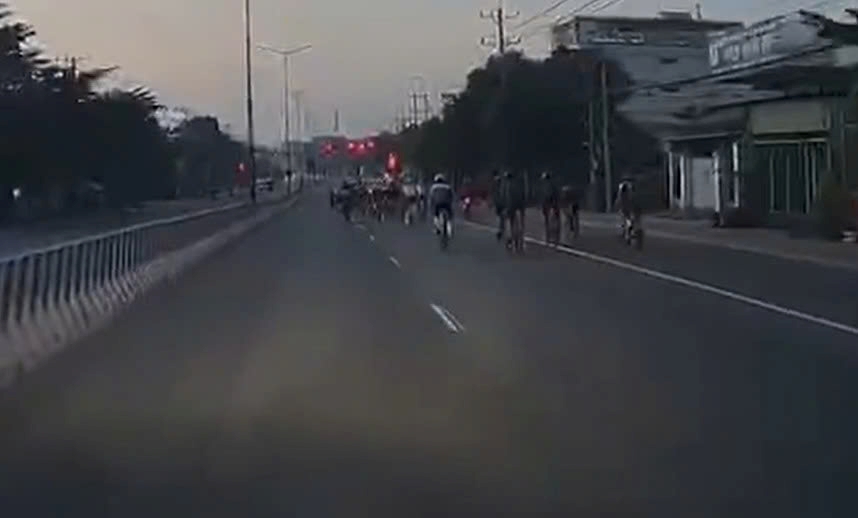 Doan xe dap vo tu di lan lan roi vuot den do. Anh cat tu clip ban doc cung cap