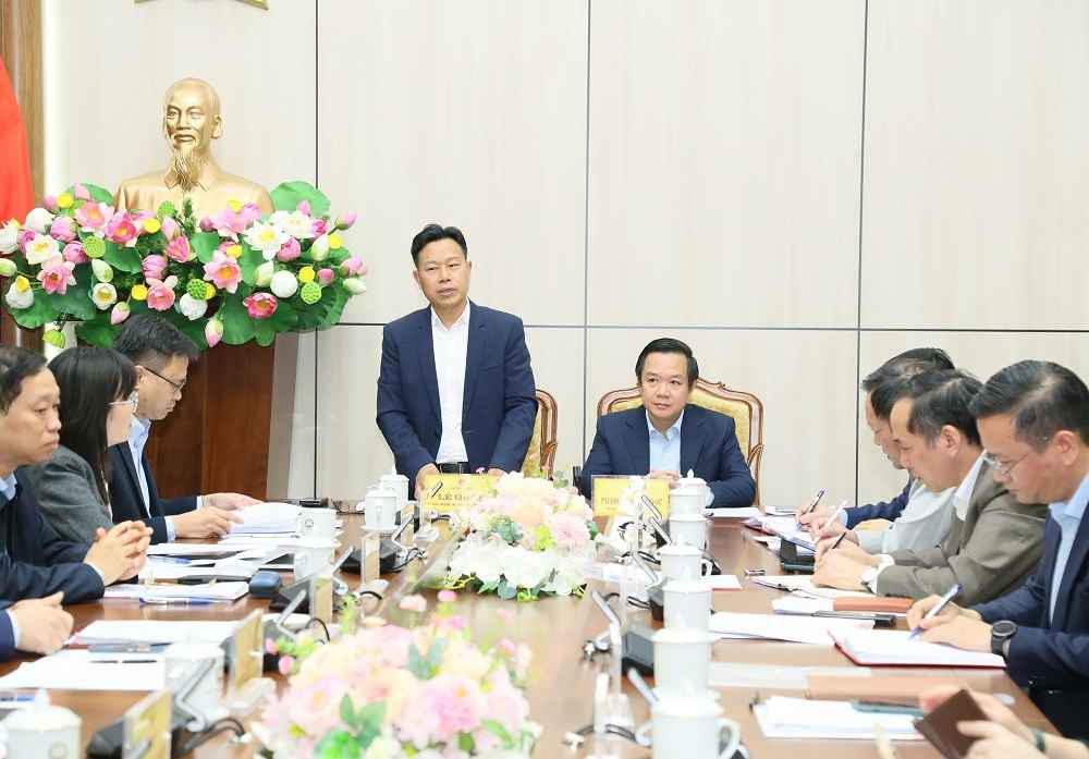 Thu truong Bo Giao duc va Dao tao Le Quan phat bieu tai hoi nghi.